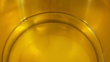 Ayçiçek yağı organik kalite biyo, çelik varil veya kase, soğuk gıda ve kızarmış gıda maddeleri için, vejetaryen mutfağı için sağlıklı beslenme, salata hazırlama, altın ayçiçeği tohumu