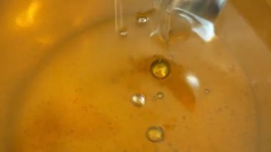 Ayçiçek yağı organik kalite bio, karıştırma ve çelik varil dökme, soğuk gıda ve kızarmış gıda maddeleri için, sağlıklı pişirme, altın tohumlar, vejetaryen mutfağı, dolum kase, kabarcıklar aktif