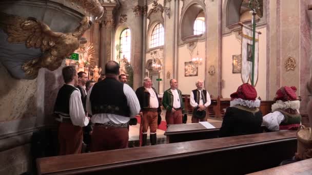Olomouc, Çek Cumhuriyeti, 15 Nisan 2018: Vücudun en kutsal ve halklar vücut İsa'nın kanı bayram Katolik Kilisesi'nin, insanlar geleneksel halk kostüm Hana şarkı koro olduğunu — Stok video