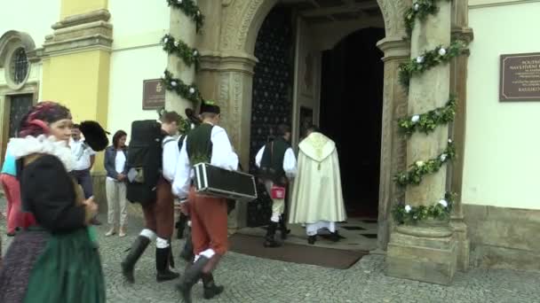 Olomouc, Çek Cumhuriyeti, 15 Nisan 2018: kalabalık hac insan Hana geleneksel halk kostüm yol Olomouc Svaty Kopecek kiliseyi kutlamalar tatil mutlu insanlar — Stok video