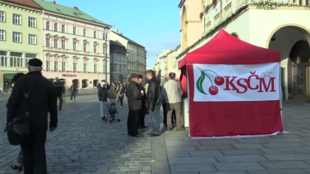 OLOMOUC, CZECH REPUBLIC, SEPTEMBER 2, 2018: Pre-election stand in square of the Communist Party of Bohemia and Moravia KSCM, people receive sweets, balloons and leaflets, authentic, policy election — Stock Video