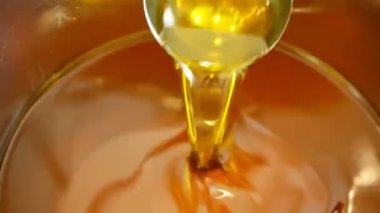 Kolza kanola yağı organik kalite biyo, kabarcıklar aktif, karıştırma ve çelik bir varil dökme, soğuk gıda ve kızarmış gıda maddeleri için, bir kase doldurma, aromatik kabarcık tecavüz yağı colza, vejetaryen mutfağı