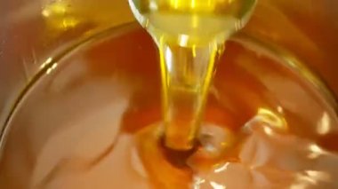 Kolza yağı organik kalite biyo, kabarcıklar aktif, karıştırma ve çelik bir varil dökme, soğuk gıda ve kızarmış gıda için, bir kase doldurma, aromatik kabarcık tecavüz yağı colza kanola, vejetaryen mutfağı