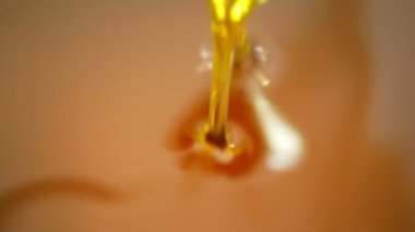 Kolza kanola yağı organik kalite biyo, kabarcıklar aktif, karıştırma ve çelik bir varil dökme, soğuk gıda ve kızarmış gıda maddeleri için, bir kase doldurma, aromatik kabarcık tecavüz yağı colza, vejetaryen mutfağı
