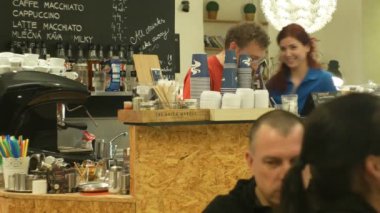 Olomouc, Çek Cumhuriyeti, 19 Aralık 2018: Kahve ve mükemmel kapuçin ve çeşitli tür de içecek, garson ve garson genç, alkollü içecekler ile Cafe house öğrenci insanlar