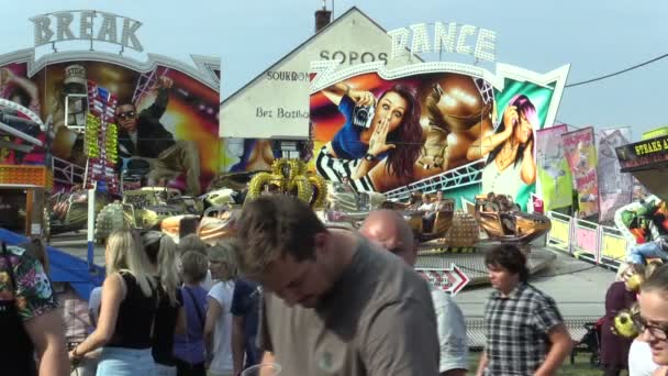 Olomouc, Tsjechië, 30 augustus 2018: Carrousel ruimteschip multifunctionele plezier en aantrekkingskracht moderne verleidelijk, mensen zijn blij en verblijd u, swings pretpark — Stockvideo