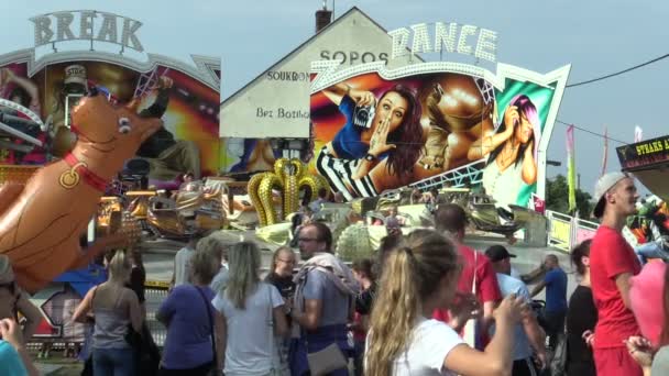 OLOMOUC, RÉPUBLIQUE TCHÈQUE, 30 AOÛT 2018 : Carrousel space ship multifunctional fun and attraction modern tentting, people swings amusement park, girl young girl eating candyfloss candy — Video