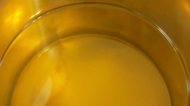 Ayçiçek yağı organik kalite bio, karıştırma ve çelik varil dökme, soğuk gıda ve kızarmış gıda maddeleri için, sağlıklı pişirme, altın tohumlar, vejetaryen mutfağı, dolum kase, kabarcıklar aktif