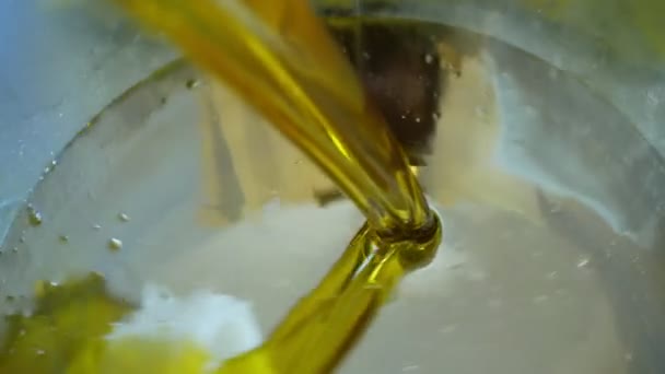 Olio di oliva biologico di qualità bio, liquido ottenuto da olive, attivo, miscelazione e versamento dell'oro in una botte d'acciaio, per alimenti freddi e fritti, riempimento di una ciotola, coltura ad albero, sgocciolamento o sgocciolamento extra — Video Stock