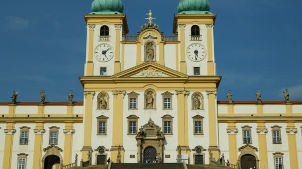 Basilica of the visitation av Jungfru Maria, Olomouc på Svaty Kopecek kyrka, Tjeckien, ornament dekoration av barock arkitektur landmärke, National Cultural monument — Stockvideo