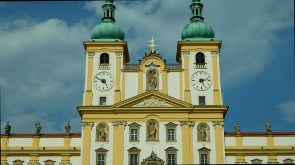 Meryem Ana'nın Ziyareti Bazilikası, Svaty Kopecek kilisesinde Olomouc, Çek Cumhuriyeti, Barok mimarinin süsleme süs dekorasyonu, ulusal kültür anıtı — Stok video