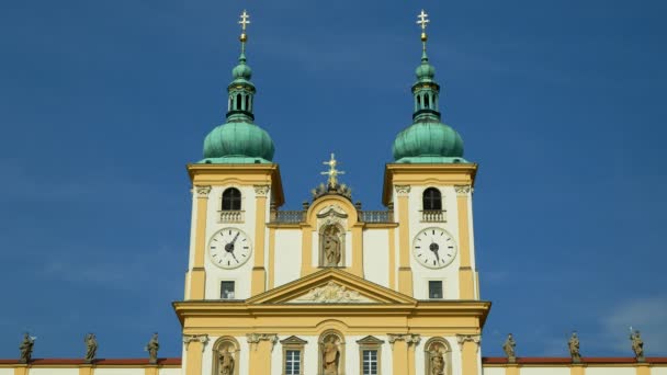 Basílica de la Visitación de la Virgen María, Olomouc en la iglesia de Svaty Kopecek, República Checa, decoración ornamental del monumento arquitectónico barroco, monumento cultural nacional — Vídeo de stock