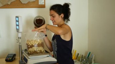 Prag, Çek Cumhuriyeti, 30 Mayıs 2019: Ambalajsız alışveriş, ağırlık ve ödeme, sağlıklı geniş kurutulmuş meyve çeşitleri, kavanozlarda fındık ve kendi çantalarında cam şişeler