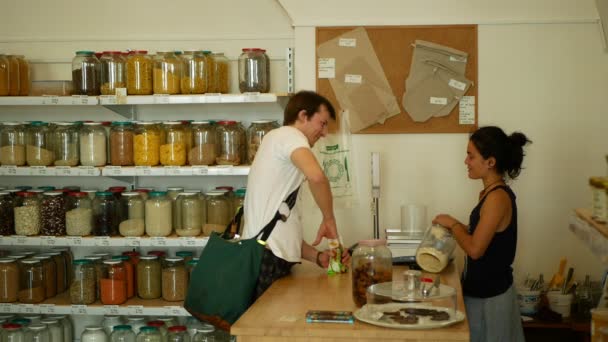 布拉格，捷克共和国，2019年5月30日：购物没有包装，重量和支付，健康品种的椰子干果，坚果在罐子和玻璃瓶自己的袋子 — 图库视频影像