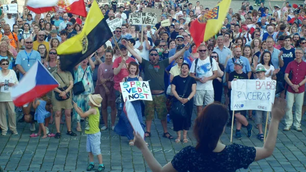 Praag, Tsjechië, 11 juni 2019: demonstratie van mensen menigte tegen de eerste minister Andrej Babis, een banner met een gelijkspel bij Babis lied gisteren vandaag — Stockfoto