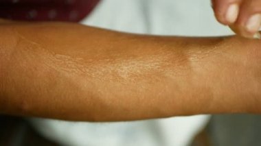 Krem esrar önkol ve el tıbbi cannabidiol Cbd üzerinde kenevir yağlar, vücut masajı rahat etkisi, genç kadın, marihuana merhem veya liniment rahatlayın, ağrı scrub uygulayarak rahatlatır