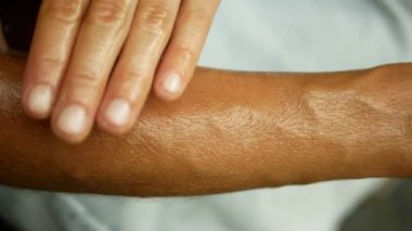 Ön kol ve ellerde krem esrar veya kenevir yağlar tıbbi cannabidiol Cbd, vücut masajı rahat etkisi, genç kadın, marihuana merhem veya liniment rahat, ağrı scrub uygulayarak rahatlatır