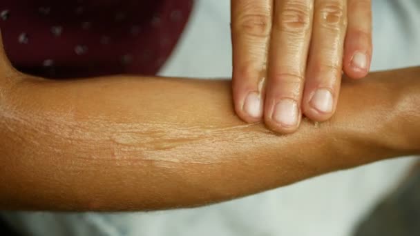 Crema de cannabis lubrica el cáñamo en el antebrazo y la mano medicinal cannabidiol CBD, masaje corporal efecto relajado, mujer joven, pomada de marihuana o linimento relajarse, alivia la aplicación de exfoliante para el dolor — Vídeo de stock