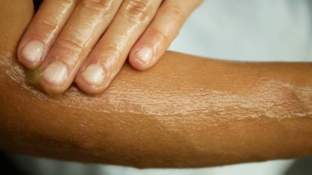 Lubrica la crema de cannabis o cáñamo en el antebrazo y la mano medicinal cannabidiol CBD, masaje corporal efecto relajado, mujer joven, pomada de marihuana o linimento relajarse, alivia la aplicación de exfoliante para el dolor — Vídeo de stock