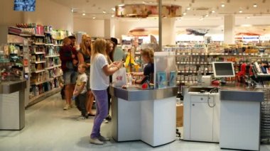 Prag, Çek Cumhuriyeti, 25 Mayıs 2019: Eczane kimyagerleri alışverişi ile Avrupalı insanlar, genç bir kadınla bilet gişesi, alışveriş merkezinden gidiyor, para ödemesi