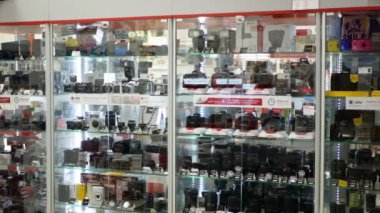 Prag, Çek Cumhuriyeti, 25 Mayıs 2019: Fotoğraf ve video teknolojisi profesyonel ve modern kameralar lensler, iş yeri ve dükkanlüks cam dolaplarda aksesuarlar
