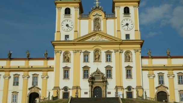 Basílica de la Visitación de la Virgen María, Olomouc en la iglesia de Svaty Kopecek, República Checa, decoración ornamental del monumento arquitectónico barroco, monumento cultural nacional — Vídeos de Stock