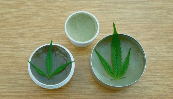 Crema medicinal de cannabis de cáñamo y hoja de cannabidiol CBD cosechada seca de semillas de calidad para la producción de ungüentos, alivia el dolor, antibacteriano y calmante, semillas de capullo grande con pistilos y estigmas — Foto de Stock