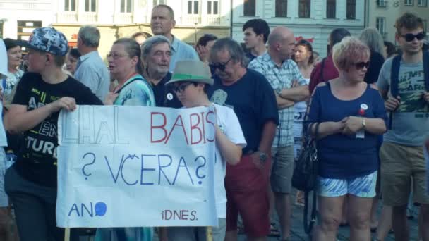PRAGUE, CZECH REPUBLIC, JUNE 11, 2019: Demonstrasi kerumunan orang terhadap Perdana Menteri Andrej Babis, spanduk dengan undian dengan Babis berbohong hari ini — Stok Video