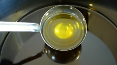 Zeytinyağı organik kalite bio, sıvı zeytin elde, aktif, altın karıştırma ve çelik bir varil dökme, soğuk gıda ve kızarmış gıda maddeleri için, bir kase, ağaç kırpma, ekstra damlama veya damla doldurma