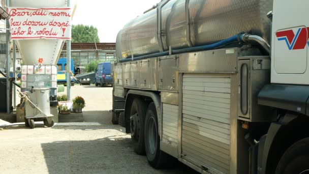 Olomouc, Tsjechië, 25 mei 2019: Melktankbladeren gepompt met melk van een biologische boerderij, vrachtwagen. dorpslandbouw, vrachtvervoer weg, zware levering staal, trailer trucking — Stockvideo