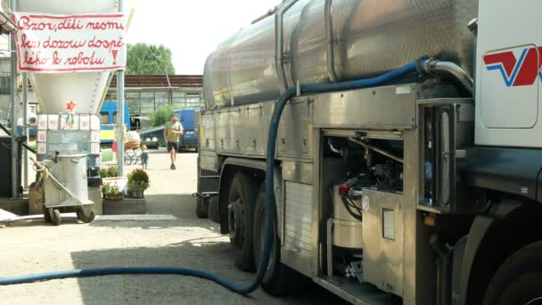 OLOMOUC, REPÚBLICA CHECA, MAIO 25, 2019: Folhas de tanque de leite bombeadas com leite da fazenda, agricultura da aldeia de caminhões, transporte de mercadorias reboque caminhões, técnico de manutenção manual do trabalhador — Vídeo de Stock
