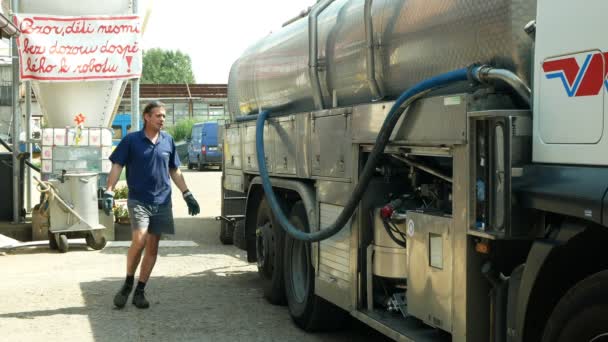 オロモウツ、チェコ共和国、2019年5月25日:牛乳タンクの葉は、農場、トラック村の農業、貨物輸送トレーラートラック、技術者サービス手作業者からミルクをポンプで送り出しました — ストック動画