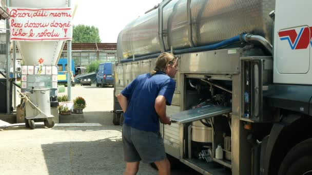 オロモウツ、チェコ共和国、2019年5月25日:牛乳タンクの葉は、農場、トラック村の農業、貨物輸送トレーラートラック、技術者サービス手作業者からミルクをポンプで送り出しました — ストック動画