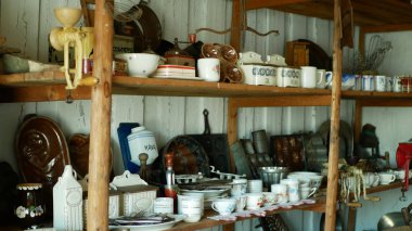 Olomouc, Çek Cumhuriyeti, 5 Eylül 2019: Geleneksel Moravya yazlık eski halk Hana tencere bardak ve şişe veya kupalar, köylü ve yemekleri iç, ahşap çiftlik evi konut