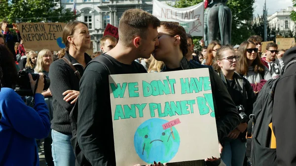 Sexta-feira para o futuro, manifestação contra a mudança climática, banner sign nós não temos qualquer ajuda planeta B, pessoas beijam, estudante iniciador ecologia Greta Thunberg — Fotografia de Stock