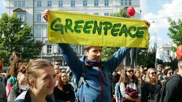 Brno, 20 september 2019: vrijdag voor de toekomst, demonstratie tegen klimaatverandering, spandoek teken Greenpeace man, mensen voor milieubescherming wereldwijd internationaal — Stockfoto