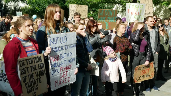 Brno, 20 september 2019: Vrijdag voor de toekomst, demonstratie tegen klimaatverandering, banner sign detentie is niet het einde van de wereldwijde klimaatcrisis is, student ecologie — Stockfoto