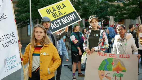 Brno, 20 september 2019: Vrijdag voor de toekomst, demonstratie tegen klimaatverandering, banner sign palm oil kills, people students women or gils ecology crowd march strike — Stockfoto