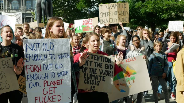 Brno, 20 september 2019: Vrijdag voor de toekomst, demonstratie tegen klimaatverandering, banner detentie is niet het einde van de wereldwijde klimaatcrisis is, studenten menigte ecologie — Stockfoto