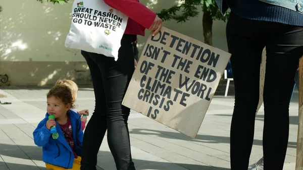 Brno, Tschechische Republik, 20. September 2019: Freitag für die Zukunft, Demonstration gegen den Klimawandel, Banner mit der Aufschrift "Einkaufstaschen auf großer Mode sollten niemals vergeudet werden" — Stockfoto