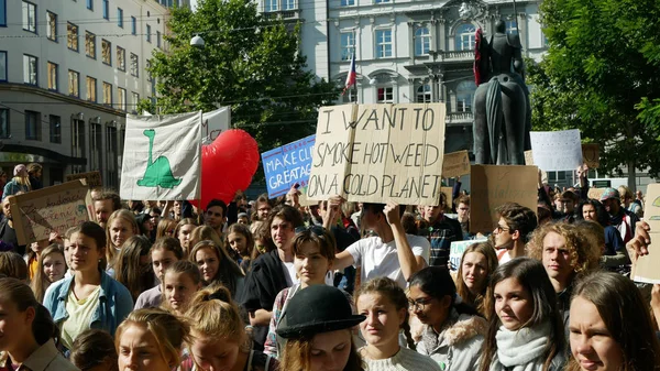 Brno, Czechy, 20 września 2019 r.: Piątek na przyszłość, demonstracja przeciwko zmianom klimatycznym, sztandar Chcę palić gorące zioło na zimnej planecie, tłum młodych ludzi ekologia — Zdjęcie stockowe