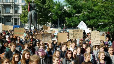 Brno, Çek Cumhuriyeti, 20 Eylül 2019: Gelecek için Cuma, iklim değişikliğine karşı gösteri, pankart, soğuk bir gezegende sıcak ot içmek istiyorum, genç öğrencilerin ekolojisini doldurmak istiyorum.
