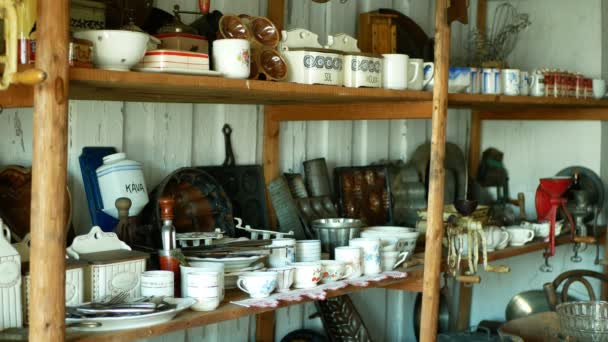 2019年9月5日，捷克共和国奥洛穆茨：传统的摩拉维亚小屋，带锅杯、瓶或杯子的古民谣哈纳，农菜内部，农舍用木头居住 — 图库视频影像