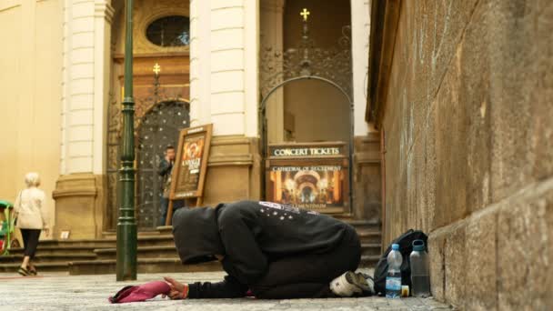 Prague, Czech Republic, September 9, 2019: Άστεγο κορίτσι που ικετεύει τους τουρίστες να ρίξουν χρήματα στο καπέλο του μπέιζμπολ, ικετεύει ελεημοσύνη γονατίζοντας ή γονατίζοντας τη ζωή του δρόμου αυθεντική Prague beggar — Αρχείο Βίντεο