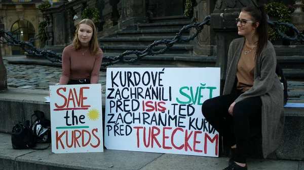 Prága, Csehország, 2019. október 17.: Demonstráció a török zászlók ellen zászló tábla mentse meg a kurdokat, Petra Cermakovát és Anna Slesingerova fiatal diákokat — Stock Fotó
