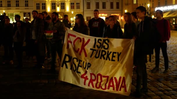 Prag, Tschechische Republik, 17. Oktober 2019: Kurden demonstrieren gegen die Türkei und Präsident Recep tayyip erdogan, Fahnenschild fck isis turkey rise up 4 rojava, Aktivisten — Stockvideo