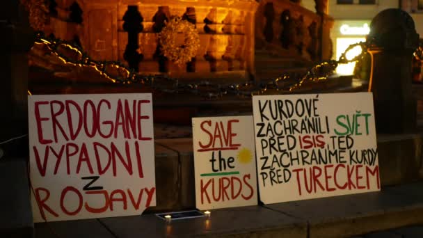 Praag, 17 oktober 2019: Demonstratie tegen Turkse spandoeken vlaggenbord Erdogan verlaat Rojava, red de Koerden, Koerden hebben de wereld gered van de Islamitische Staat Isis — Stockvideo