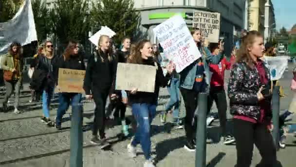 BRNO, REPÚBLICA CHECA, 20 DE SETEMBRO DE 2019: Sexta-feira para o futuro, manifestação contra as mudanças climáticas, banner detention isnt the end of the world climate crisis is, students crowd ecology — Vídeo de Stock