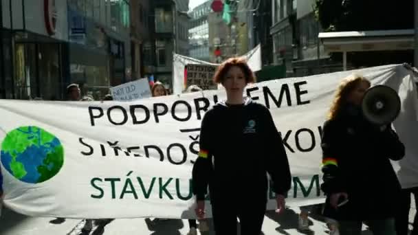 Brno, Çek Cumhuriyeti, 20 Eylül 2019: Gelecek için Cuma, iklim değişikliğine karşı gösteri, pankart Lise iklim grevini destekliyorum, öğrenciler ekolojiyi destekliyor — Stok video