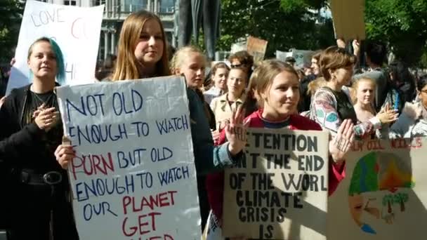 Brno, Tjeckien, 20 september 2019: Fredag för framtiden, demonstration mot klimatförändringar, fana kvarhållande isnt slutet av världens klimatkris är, studenter publiken ekologi — Stockvideo